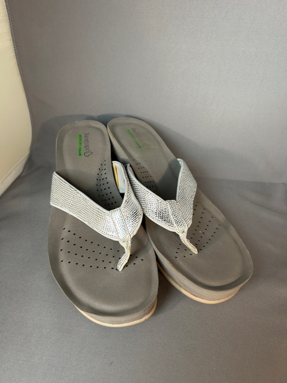 Baretraps Wedge Sandals Womens 9M Silver White Thong Flip Flops Memory Foam